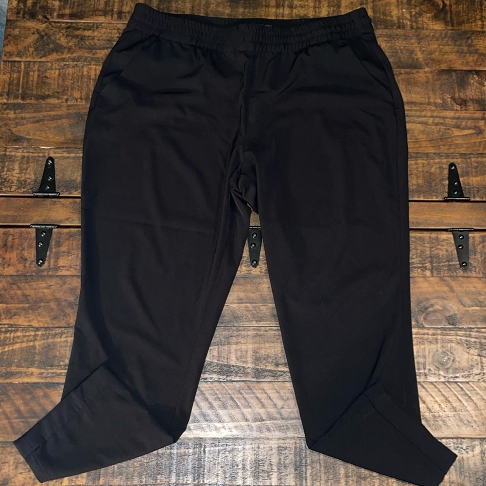 Black leggings with elastic band waist